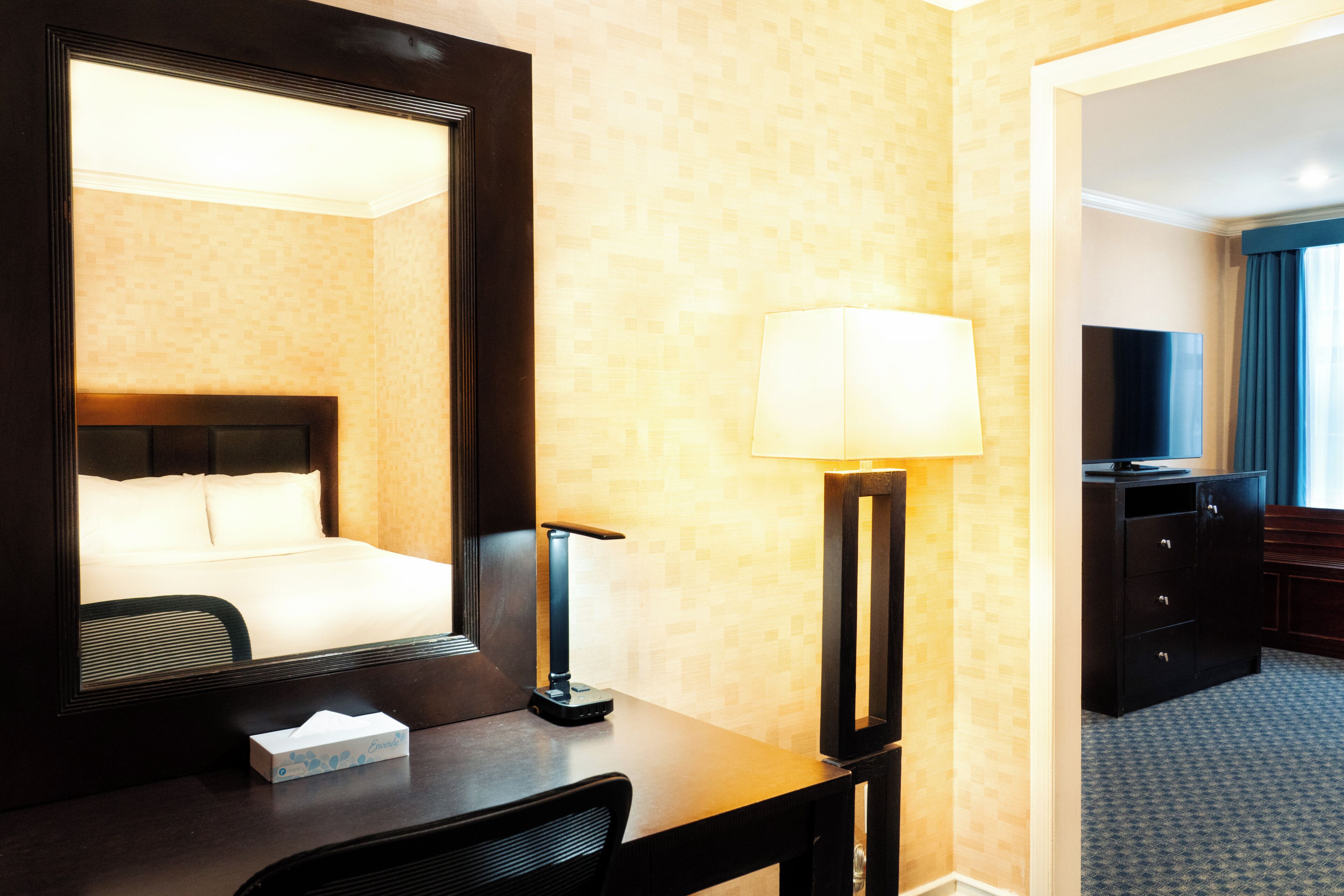 City suite | Een kluis op de kamer, individueel gedecoreerd, een bureau