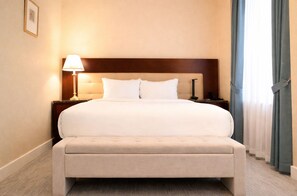 High Floor, City View, 1 Queen Bed | 客房內保險箱、獨特裝潢、書桌、筆電工作空間