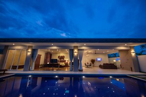Villa pour lune de miel, piscine privée, vue sur la piscine | 1 chambre, draps en coton égyptien, literie de qualité, couette en duvet