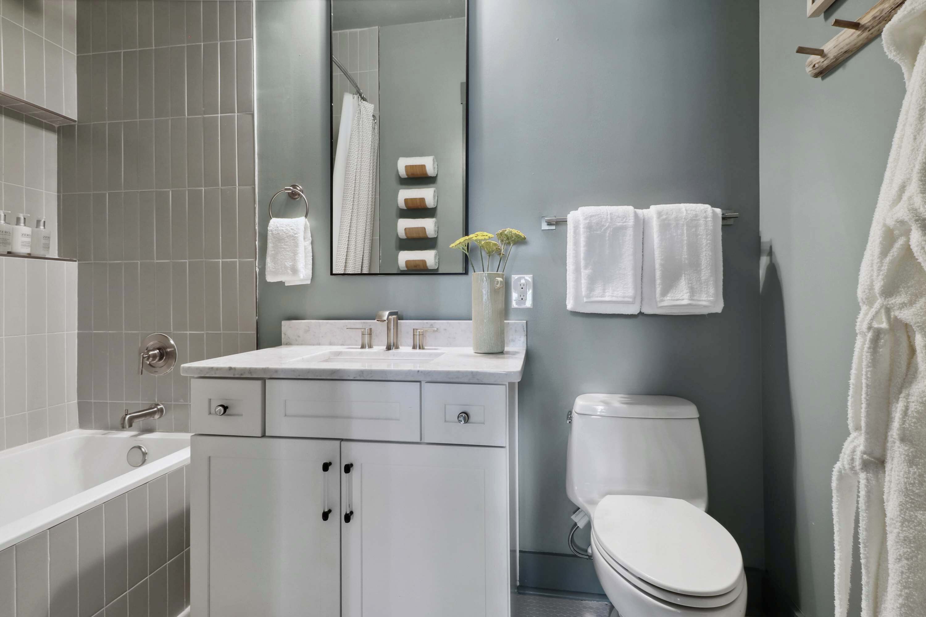 Un bagno moderno con vasca, servizi igienici e lavandino.