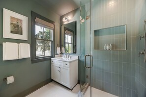 Dusche, Haartrockner, Handtücher