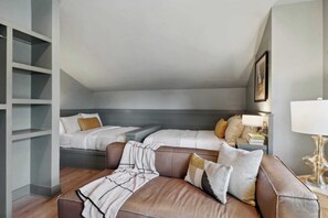 7 Schlafzimmer, Schreibtisch, Bügeleisen/Bügelbrett, Reisekinderbett