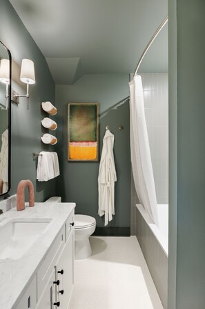 Dusche, Haartrockner, Handtücher