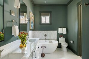 Douche, sèche-cheveux, serviettes fournies