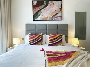 1 habitación, escritorio, tabla de planchar con plancha y wifi 