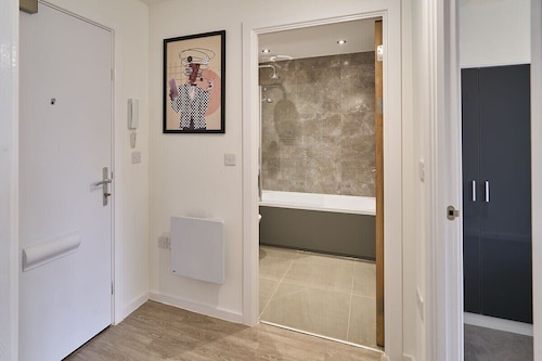 Host & Stay | 23 Waterside Place