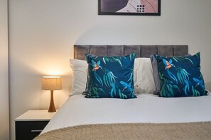 1 bedroom, desk, iron/ironing board, free WiFi - Host & Stay | 23 Waterside Place (Taunton)