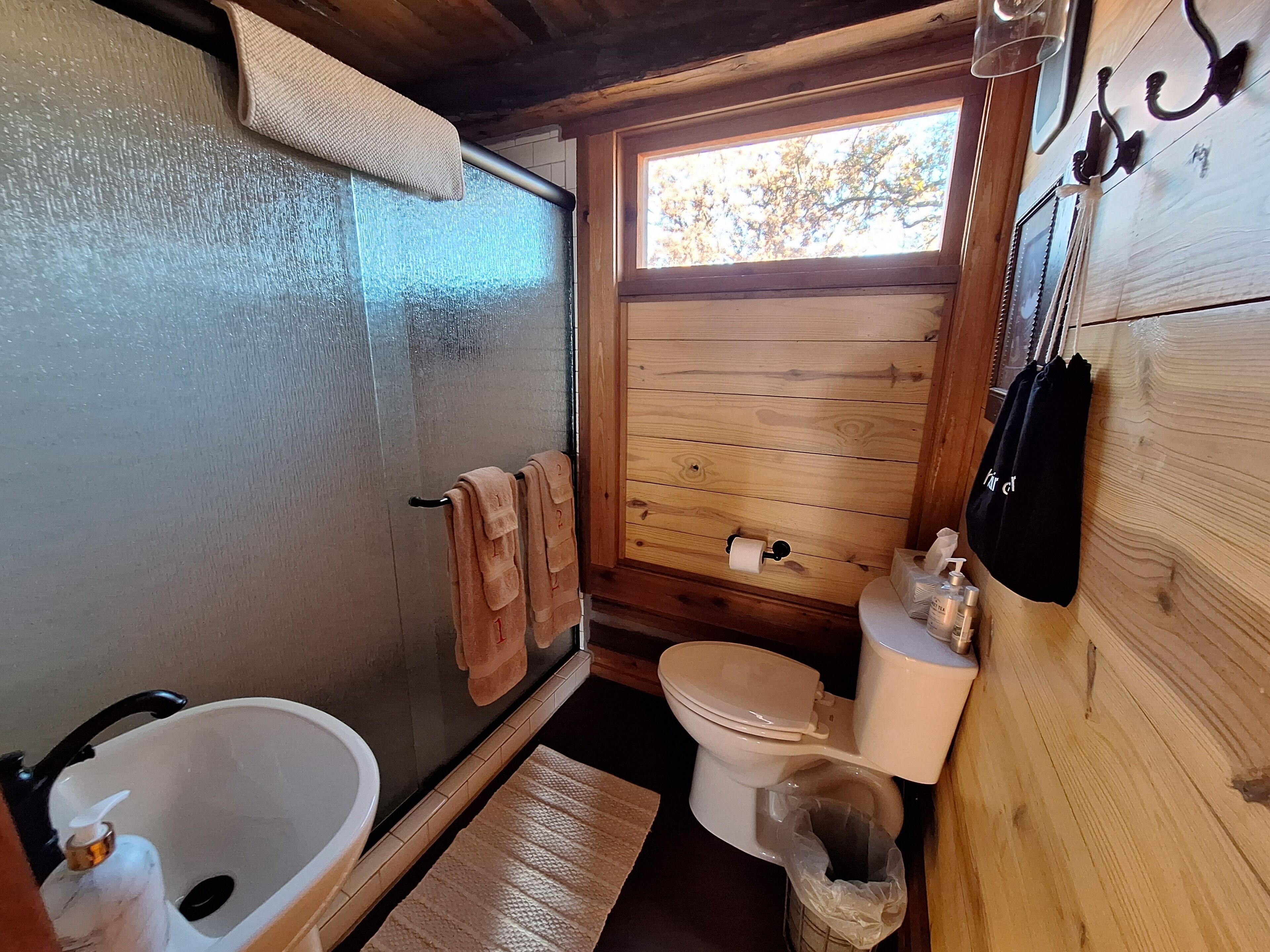 Douche, sèche-cheveux, serviettes fournies, savon