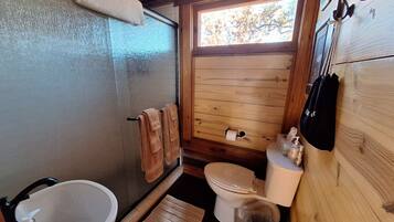 Douche, sĂšche-cheveux, serviettes fournies, savon