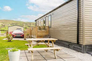 Outdoor dining - Wiswell View Lodge: Pendle View Holiday Park (Whalley)