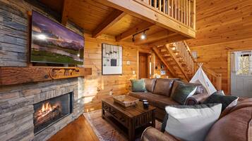 Smart TV, chimenea, libros y biblioteca musical