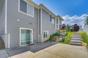 Interior - Lovely Walk-out Apt w/ Movie Screen: 20 Mi to Slc! (South Jordan)