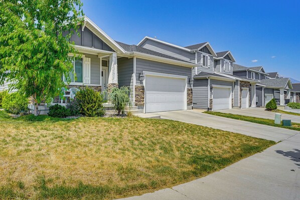 Interior - Lovely Walk-out Apt w/ Movie Screen: 20 Mi to Slc! (South Jordan)