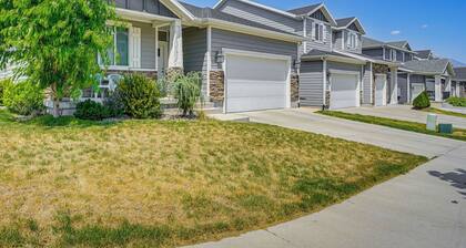 Lovely Walk-out Apt w/ Movie Screen: 20 Mi to Slc!