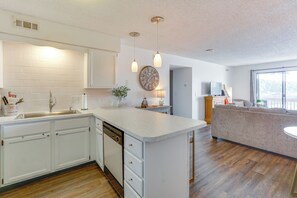 Interior - Waterfront Lake Ozark Condo w/ Access To 2 Pools (Lake Ozark)