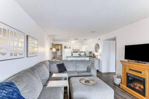 Interior - Waterfront Lake Ozark Condo w/ Access To 2 Pools (Lake Ozark)