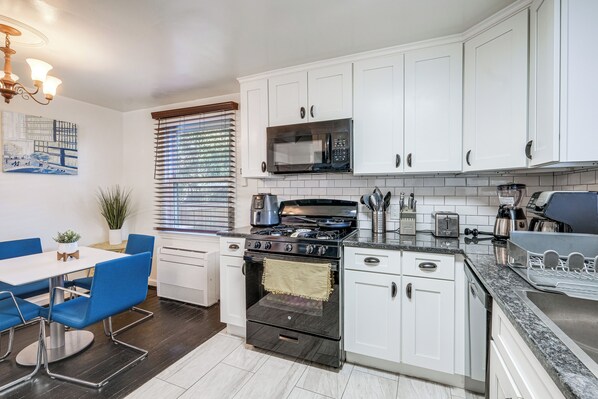 Interior - Updated Arlington Townhome ~ 5 Mi to National Mall (Arlington)