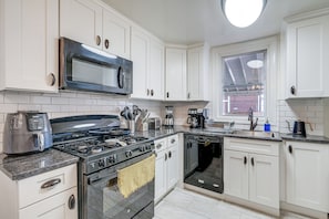 Interior - Updated Arlington Townhome ~ 5 Mi to National Mall (Arlington)