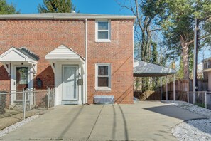 Interior - Updated Arlington Townhome ~ 5 Mi to National Mall (Arlington)