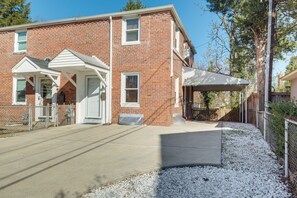 Apartment (3 Bedrooms) | Interior - Updated Arlington Townhome ~ 5 Mi to National Mall (Arlington)