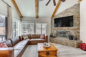 Living area - Big Bear Lake Condo w/ Deck, Steps to Ski Lift (Big Bear Lake)