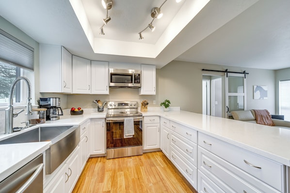 Apartment (3 Bedrooms) | Interior - Deck & Golf Course Views: Munds Park Condo! (Munds Park)