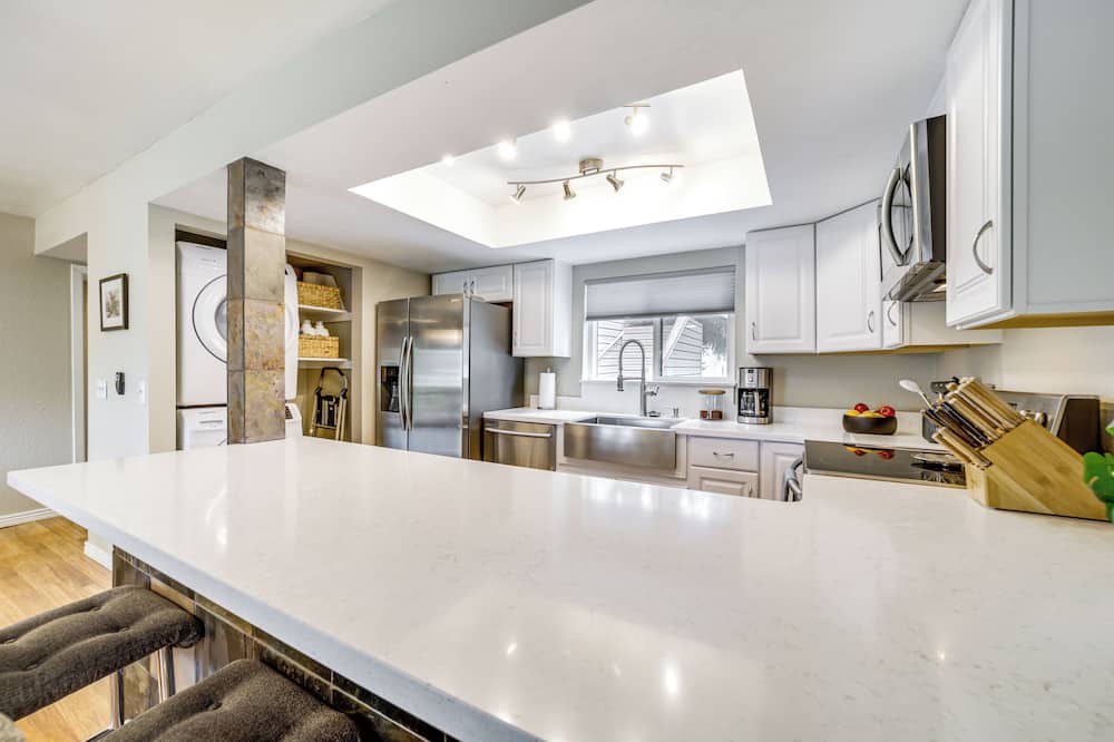 Deck & Golf Course Views: Munds Park Condo! - Oak Creek Canyon, AZ