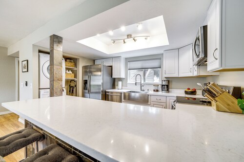 Deck & Golf Course Views: Munds Park Condo!