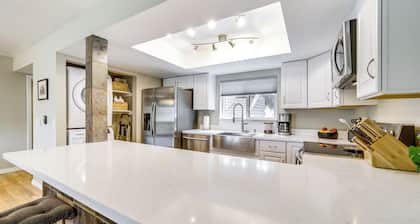 Deck & Golf Course Views: Munds Park Condo!