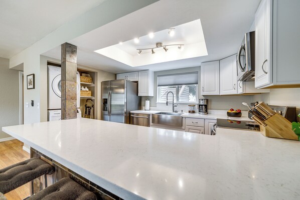 Interior - Deck & Golf Course Views: Munds Park Condo! (Munds Park)