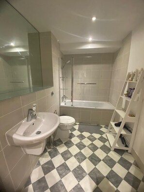 Appartamento | Bagno | Vasca e doccia separate, vasca da bagno a immersione totale