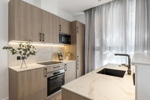 Monolocale Exclusive | Cucina privata | Frigorifero con congelatore, microonde, forno, piano cottura