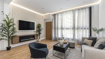 Exclusive Studio | Living area | Smart TV