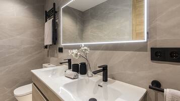 Exclusive Studio | Bathroom | Shower, free toiletries, hair dryer, towels
