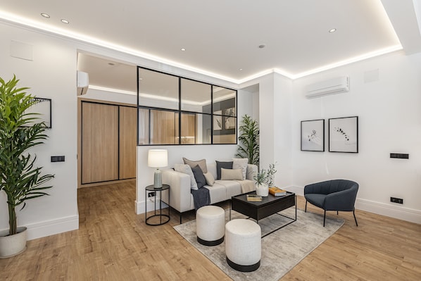 Exclusive Studio | Living area | Smart TV - MH Apartments Soho Madrid (Madrid)