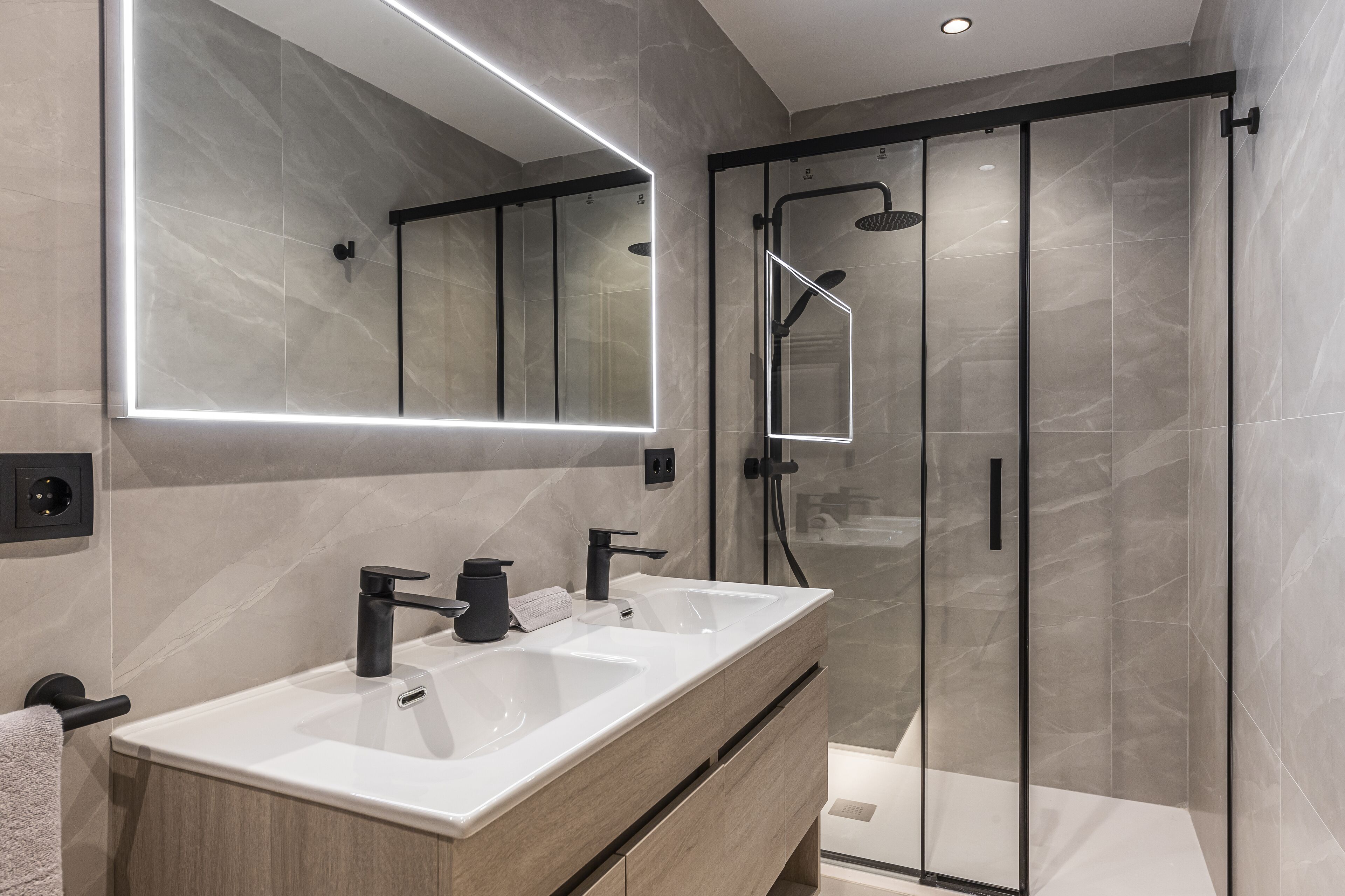 Exclusive Studio | Bathroom | Shower, free toiletries, hair dryer, towels