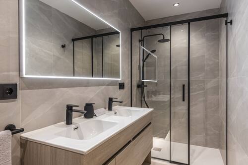 Exclusive Studio | Bathroom | Shower, free toiletries, hair dryer, towels