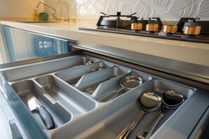 Frigorífico, microondas, placa de cocina y hervidor eléctrico