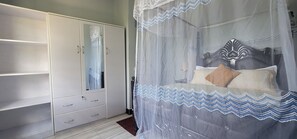 1 chambre, coffres-forts dans les chambres, fer et planche à repasser