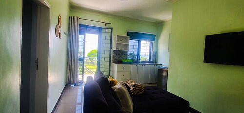 River-side eden in Bujjowali, jinja with River view, near town and pet friendly 