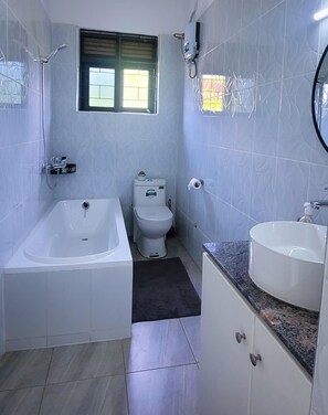 Serviettes fournies, savon, papier toilette