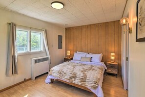 3 bedrooms, desk, laptop workspace, iron/ironing board - Parkstrip Place, Pet Friendly Downtown Home by RedAwning (Anchorage)