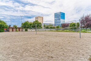 Sports court - Parkstrip Place, Pet Friendly Downtown Home by RedAwning (Anchorage)