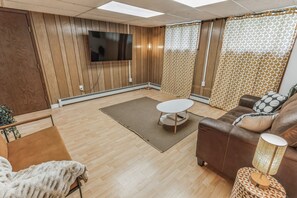 Interior - Parkstrip Place, Pet Friendly Downtown Home by RedAwning (Anchorage)