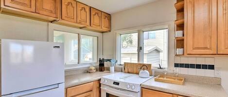 House, 3 Bedrooms | Private kitchen | Fridge, oven, coffee/tea maker