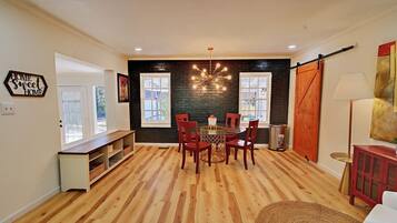 House, 4 Bedrooms | Dining