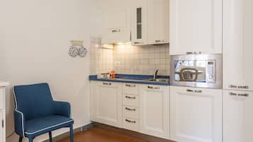 Romantic Apartment | Private kitchen | Fridge, oven, stovetop, cookware/dishes/utensils