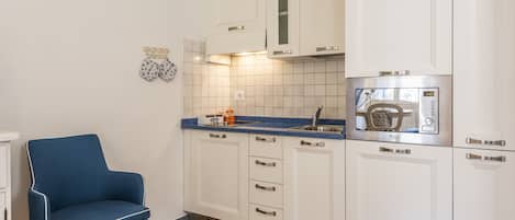 Departamento romántico | Cocina privada | Refrigerador, horno, parrilla de estufa y utensilios de cocina