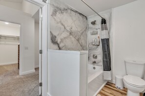 Apartment, 2 Bedrooms | Bathroom | Towels, shampoo