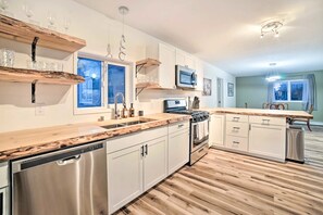 Apartment, 2 Bedrooms | Private kitchen | Fridge, oven, coffee/tea maker, toaster - Apartment In Anchorage ~10 Mi To Alaska Zoo! 2 Bedroom Apts by RedAwning (Anchorage)